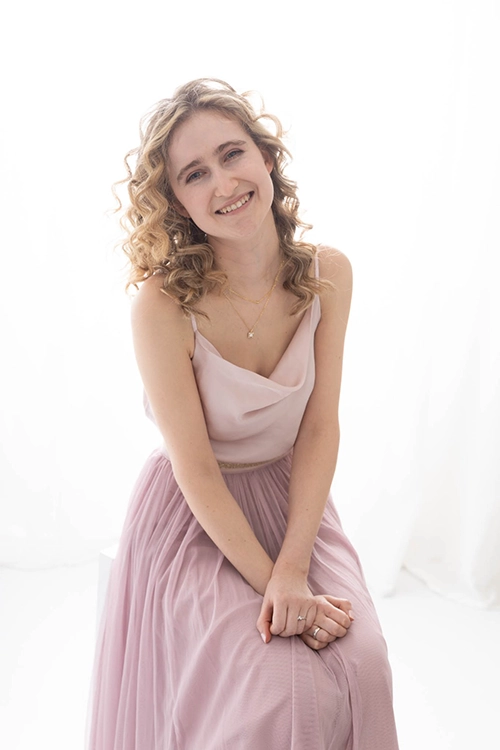 Portrait von Jasmin während sie lacht