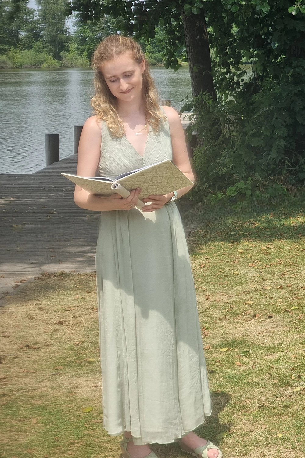 Jasmin hält ihre Notizen für eine Zeremonie.