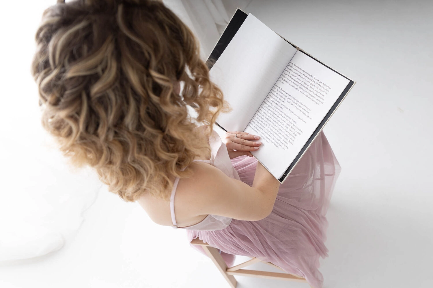 Ein Bild von  Jasmin von oben herab aufgenommen, mit ihrem Planer in der Hand