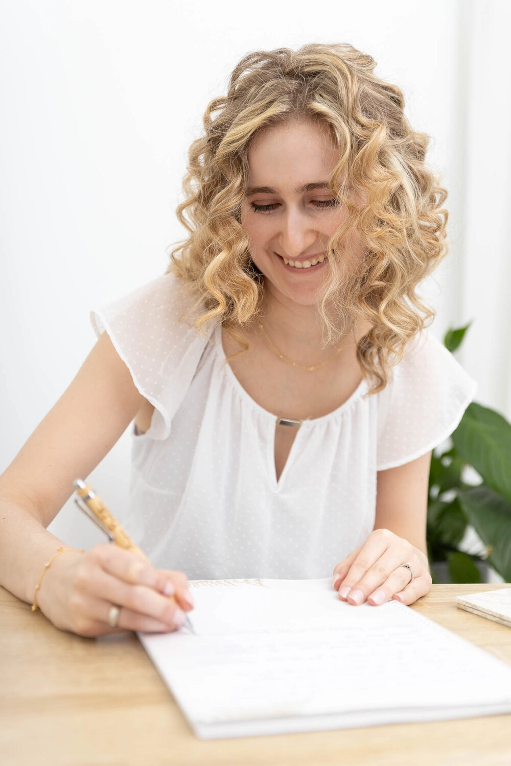 Portrait von Jasmin während sie an einem Schreibtisch sitzt